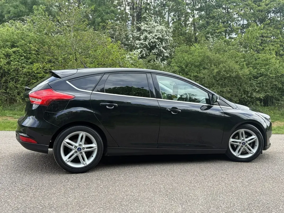 Begagnad Ford Focus Titanium 2015 Svart Halvkombi