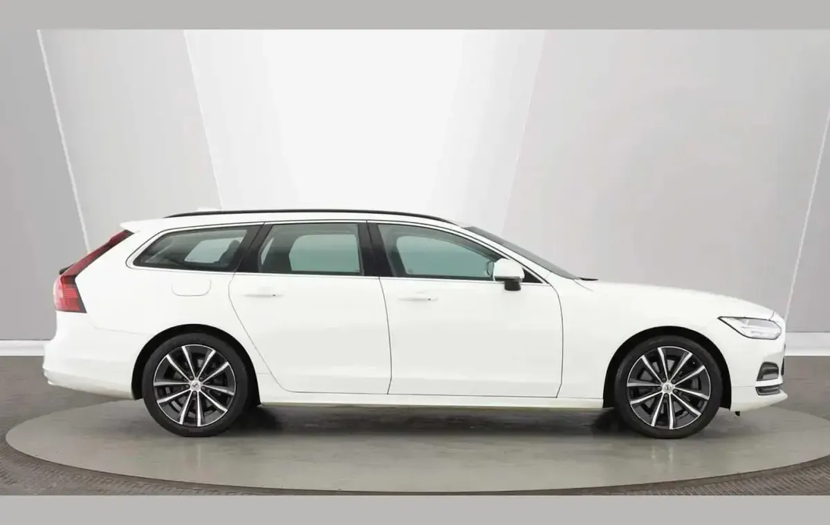 Used Volvo V90 Momentum 194 HP (142 kW) 2022 White Estate