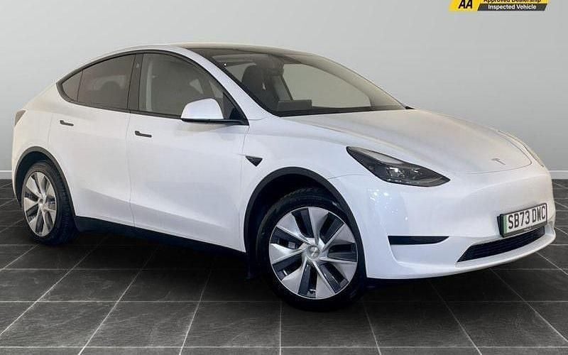 White Used 2024 Tesla Model Y RWD SUV | £24,395 (Fair price) - Image 1/2