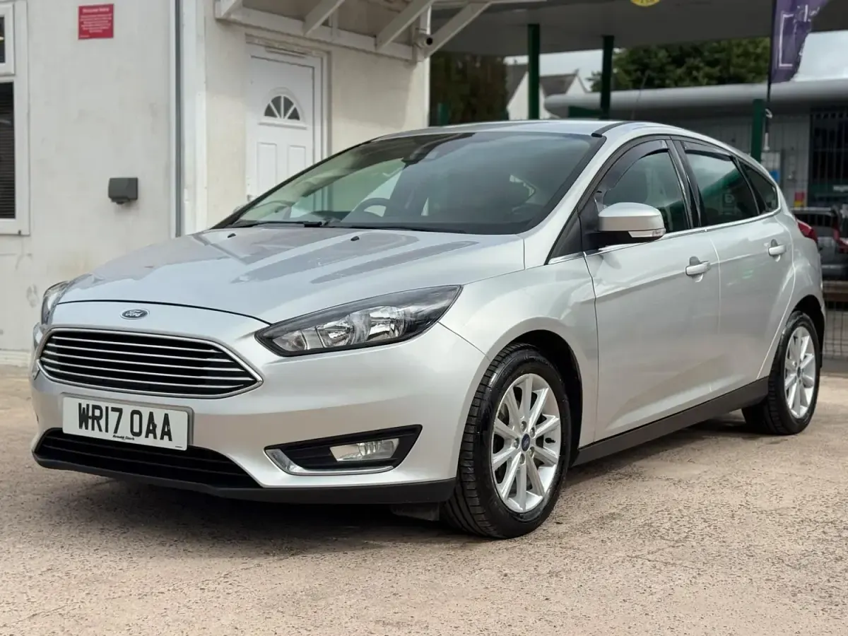 Used Ford Focus Titanium 120 HP (88 kW) 2017 Silver Hatchback