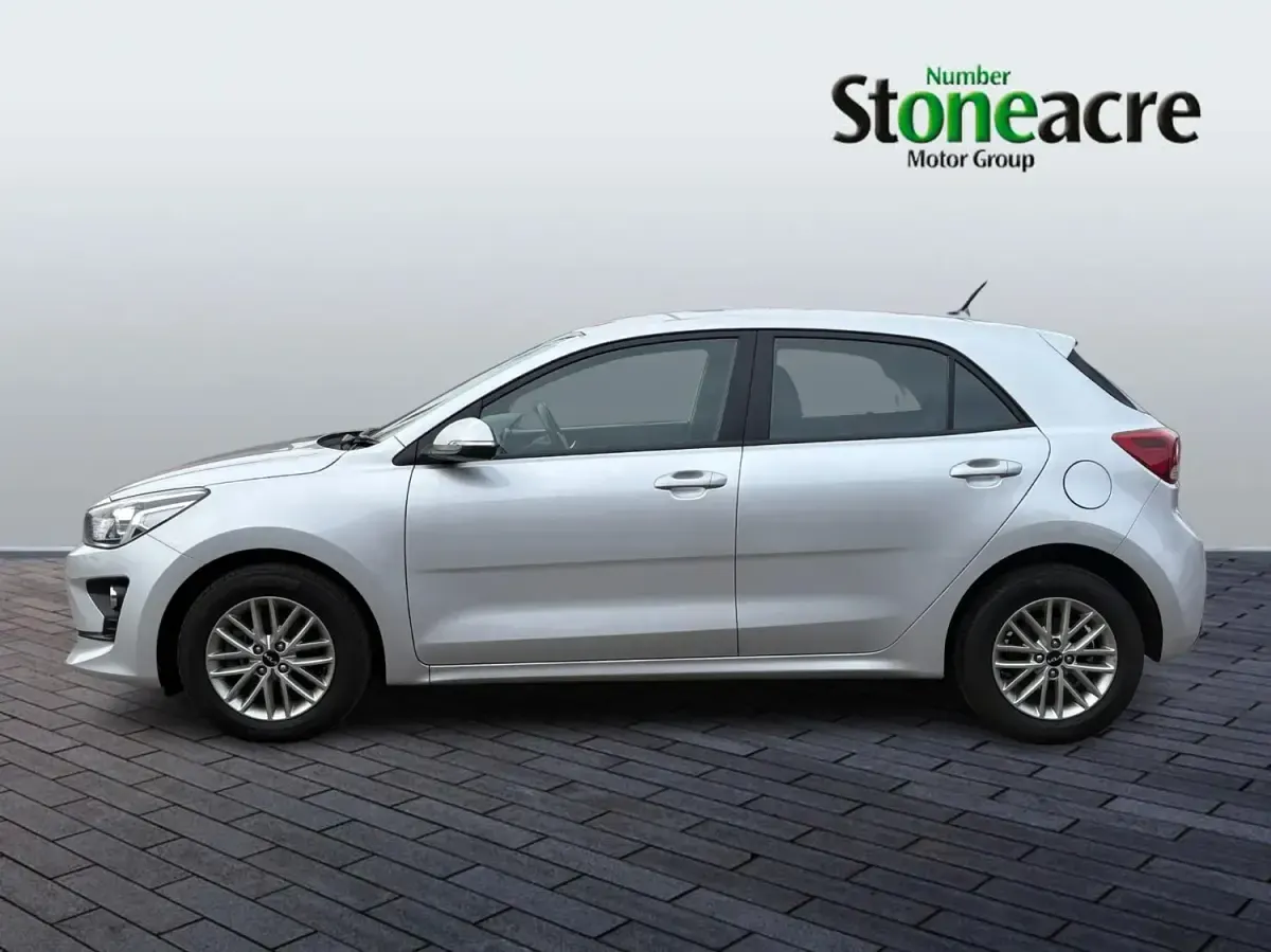 Usado Kia Rio 101 CV (74 kW) 2023 Plateado Utilitario
