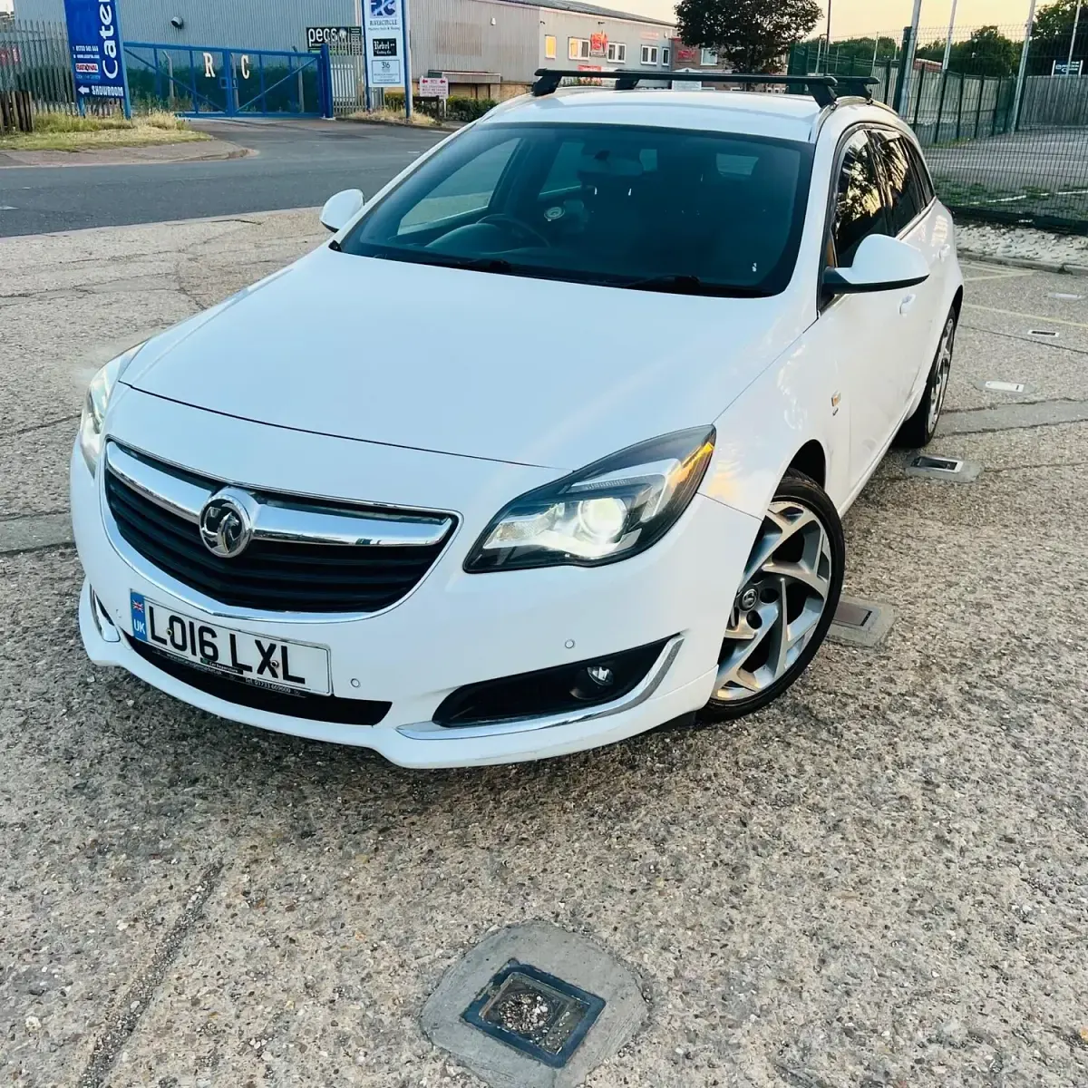Used Vauxhall Insignia SRi 170 HP (125 kW) 2016 White Estate