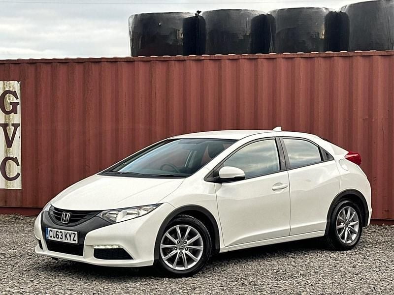 Used Honda Civic SE 100 HP (73 kW) 2013 White Hatchback