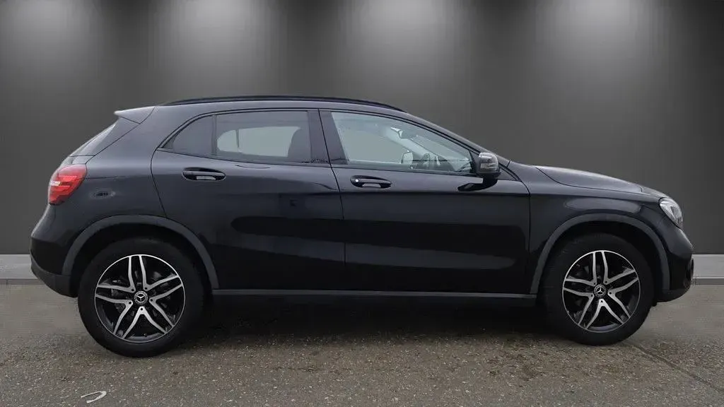 Used Mercedes GLA180 Urban 122 HP (89 kW) 2019 Black SUV