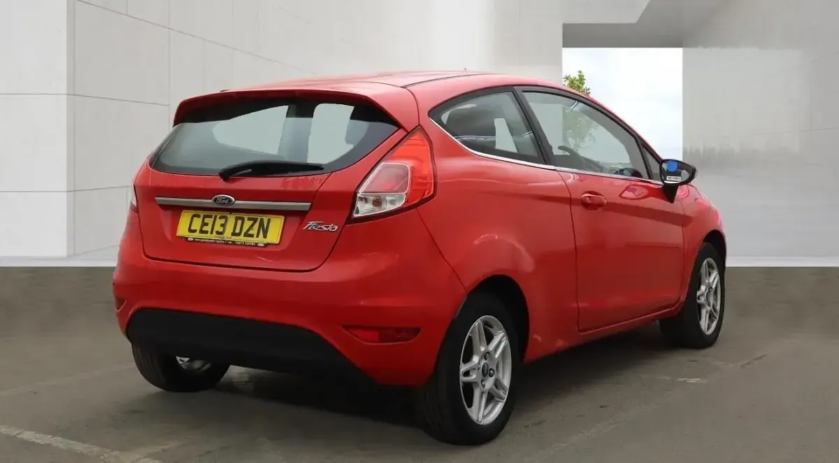 Usado Ford Fiesta Zetec 82 HP (60 kW) 2013 Vermelho Citadino