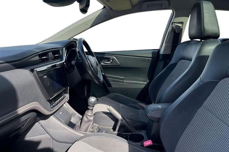 Used Toyota Auris 116 HP (85 kW) 2015 Orion blue Hatchback