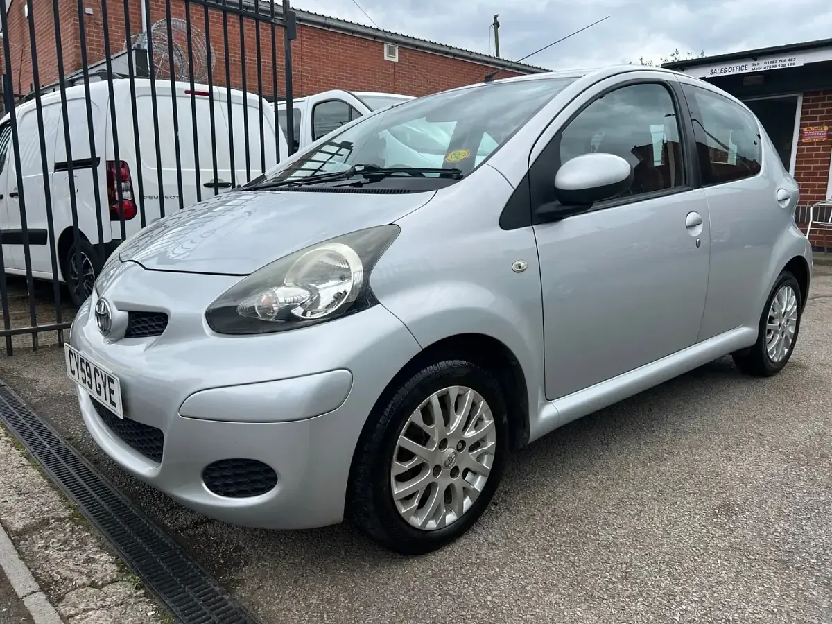 Used Toyota Aygo Platinum 68 HP (50 kW) 2010 Silver Hatchback