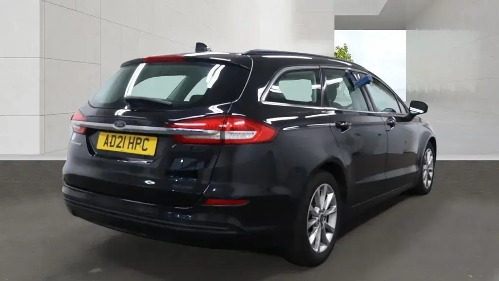Usado Ford Mondeo Zetec 180 CV (132 kW) 2021 Negro Familiar