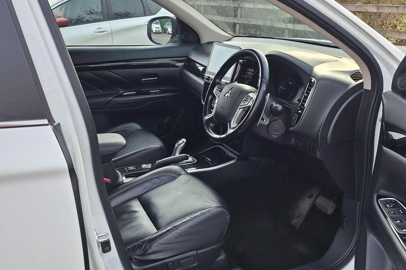 Used Mitsubishi Outlander P-HEV 2016 White Estate