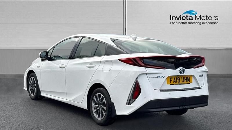 Used Toyota Prius 122 HP (89 kW) 2019 White Hatchback