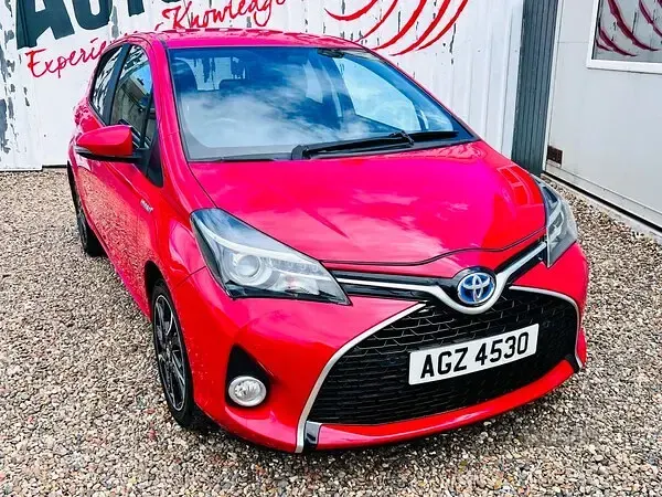 Used Toyota Yaris Design 100 HP (73 kW) 2015 Red Hatchback