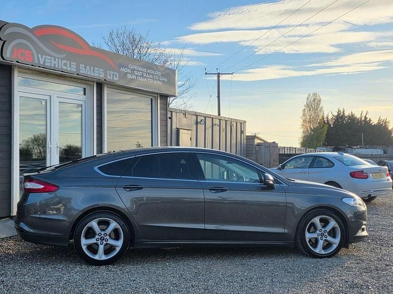 Usado Ford Mondeo Titanium 150 HP (110 kW) 2016 Cinzento Citadino