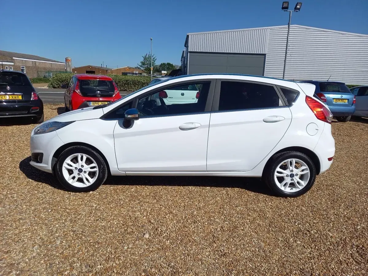 Używany Ford Fiesta Zetec 82 KM (60 kW) 2017 Biały Hatchback