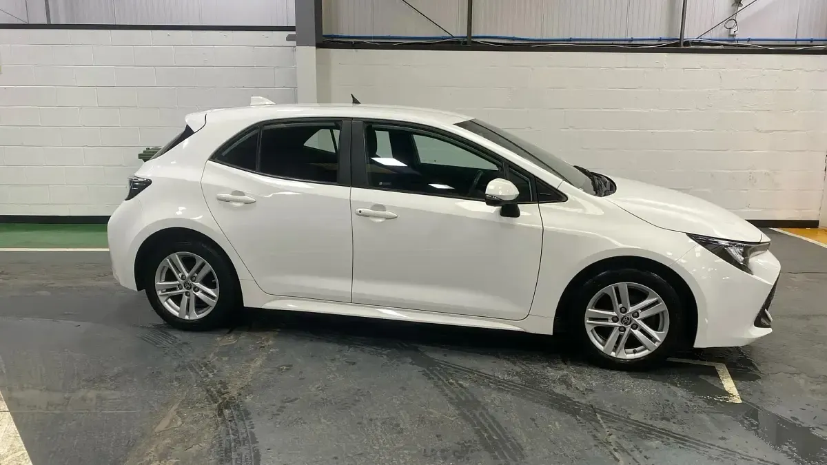 Used Toyota Corolla 122 HP (89 kW) 2022 White Hatchback