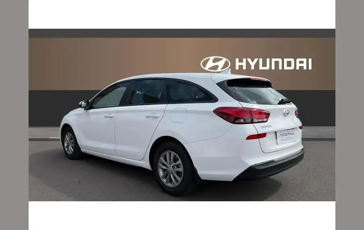 Used Hyundai i30 120 HP (88 kW) 2018 White Estate