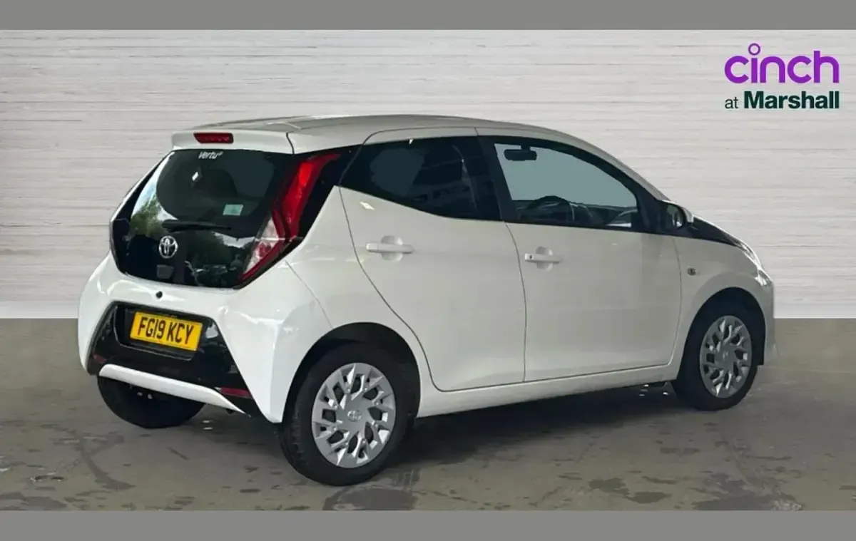 Used Toyota Aygo X-play 72 HP (52 kW) 2019 White Hatchback