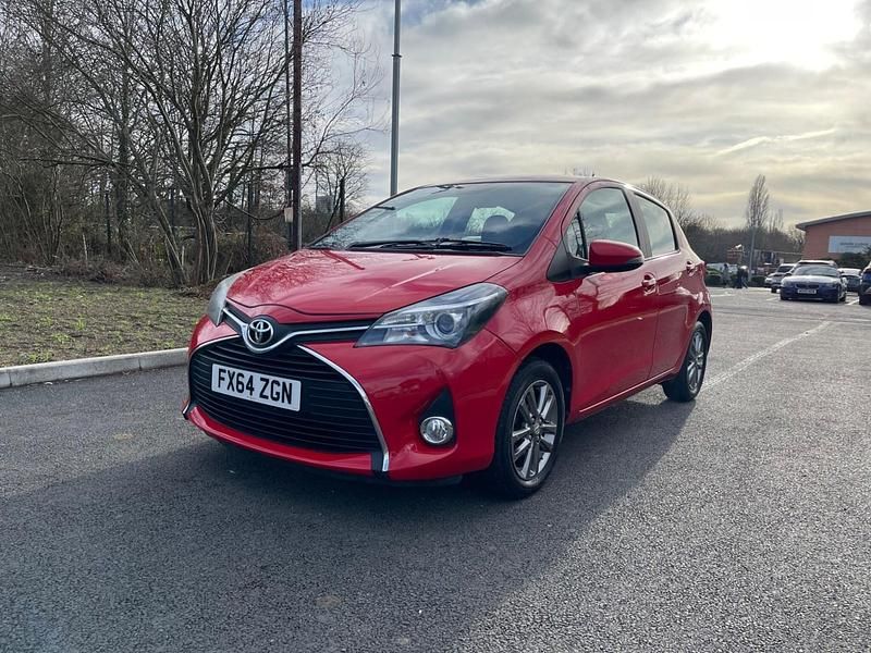 Begagnad Toyota Yaris 99 HK (72 kW) 2014 Röd Halvkombi