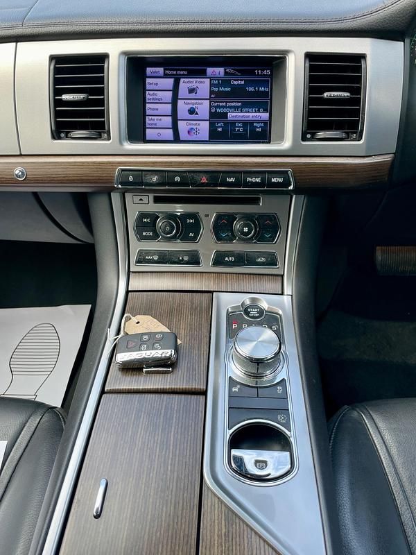 Begagnad Jaguar XF Luxury 197 HK (144 kW) 2013 Vit Sedan