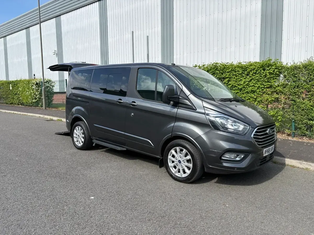 Usado Ford Tourneo Titanium 130 HP (95 kW) 2019 Cinzento Monovolume