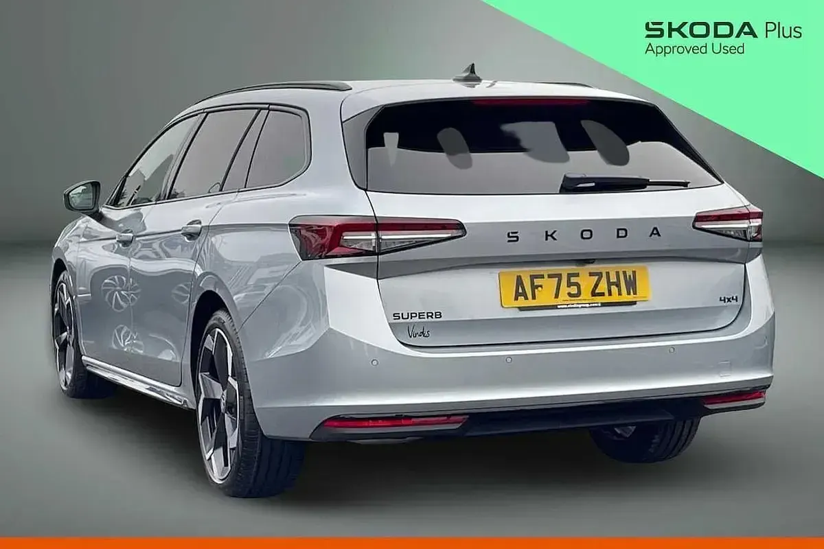Usado Skoda Superb SportLine 193 HP (141 kW) 2025 Prateado Carrinha