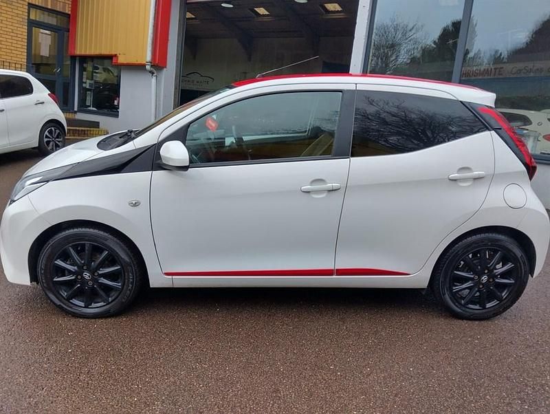 Used Toyota Aygo x-press 2018 White Hatchback