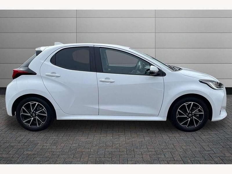 Used Toyota Yaris Hybrid Design 116 HP (85 kW) 2023 White Hatchback
