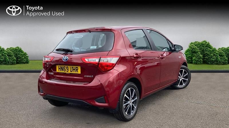 Second-hand Toyota Yaris Hybrid 101 CP (74 kW) 2019 Roșu Hatchback