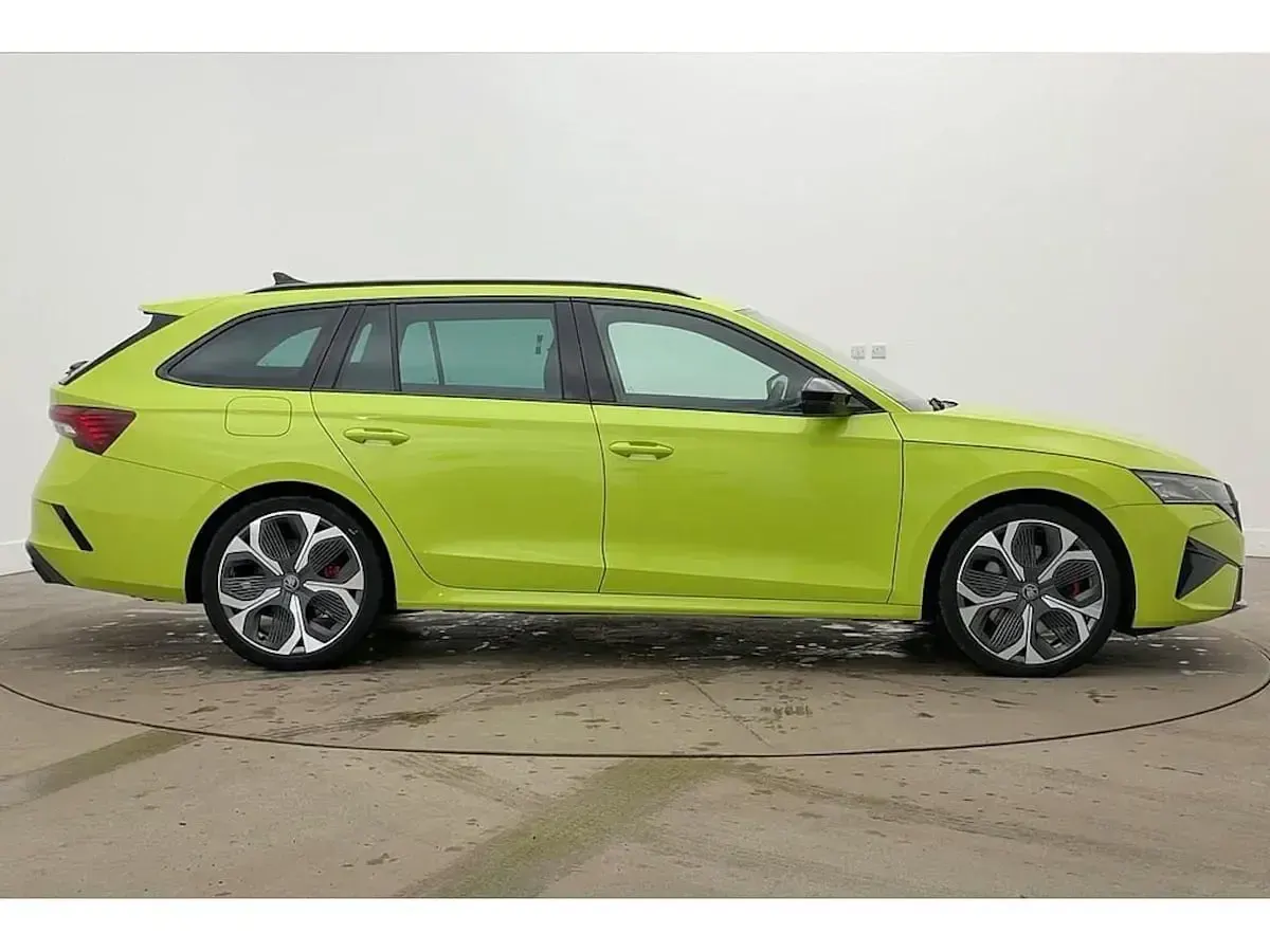 Used Skoda Octavia vRS 195 HP (143 kW) 2025 Hyper green Estate