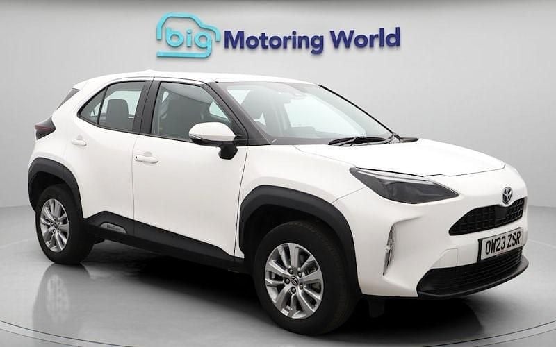 Used 2025 Toyota Yaris Hybrid Estate | £19,200 (Super price) - Image 1/4