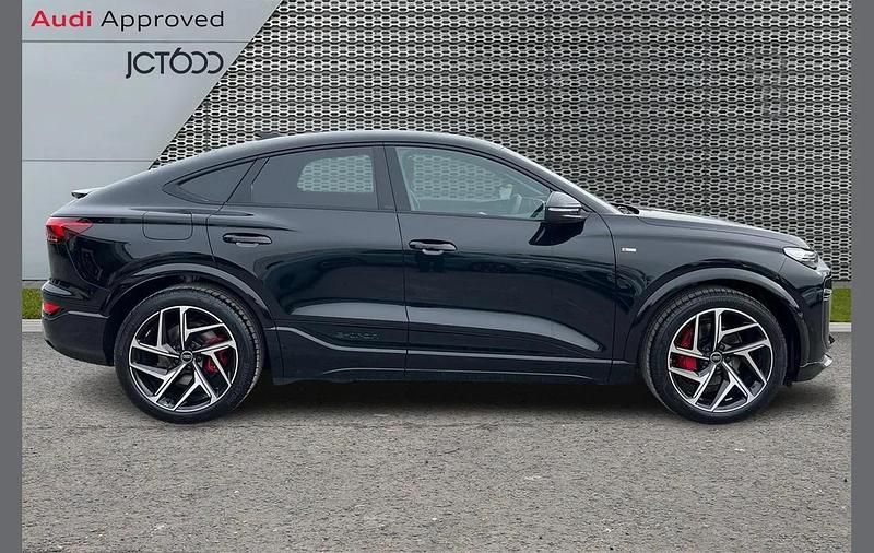 Begagnad Audi Q6 e-tron Advanced 284 kW (387 HK) 2025 Svart SUV