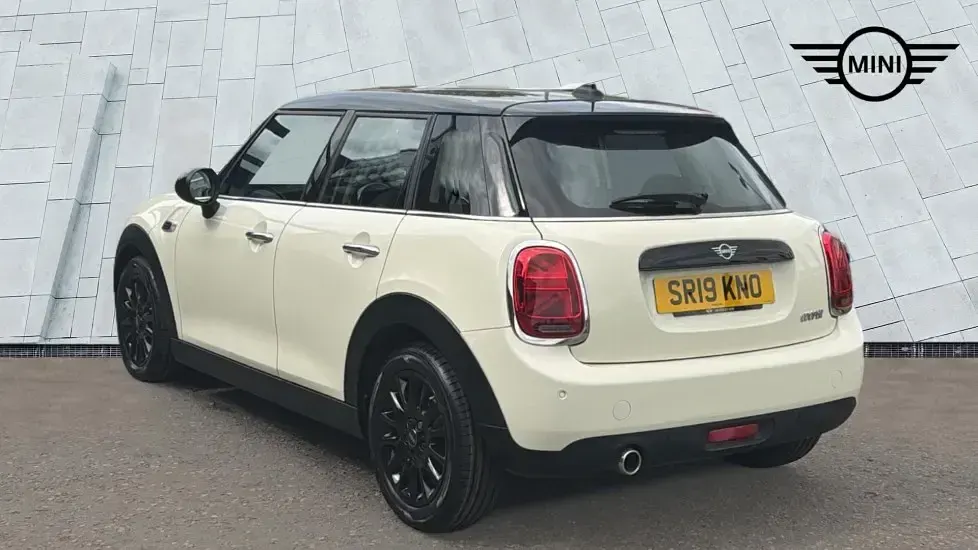Used Mini Cooper Classic 134 HP (98 kW) 2019 White Hatchback