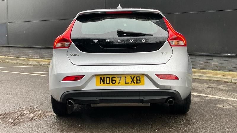 Used Volvo V40 Momentum 152 HP (111 kW) 2018 Silver Hatchback
