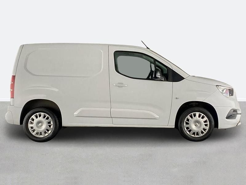 Second-hand Vauxhall Combo 100 CP (73 kW) 2023 Alb Monovolum