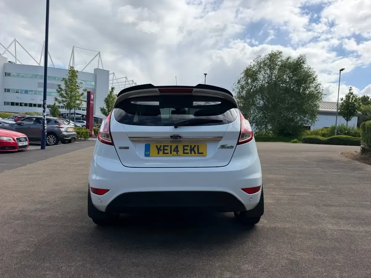 Używany Ford Fiesta Titanium 95 KM (69 kW) 2014 Biały Hatchback