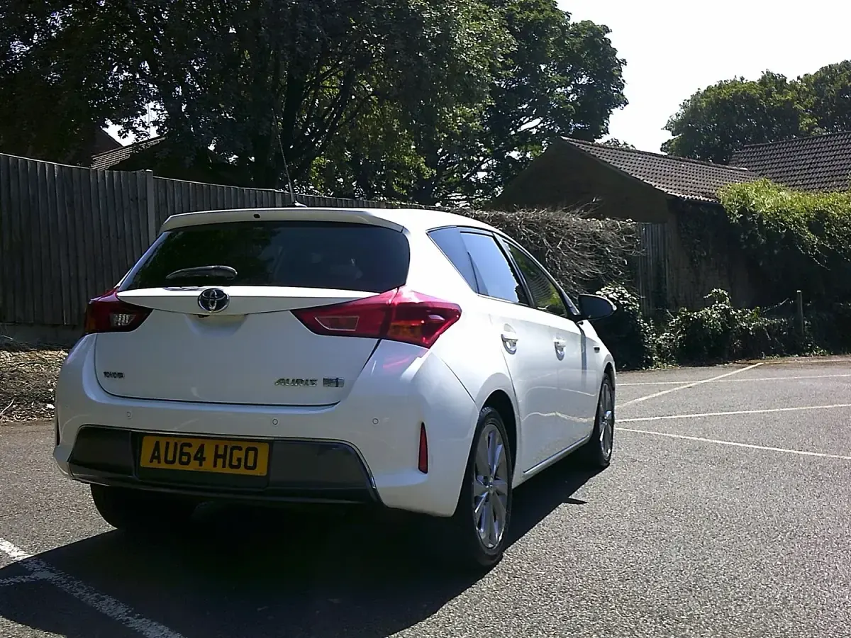 Used Toyota Auris Hybrid 136 HP (100 kW) 2014 White Hatchback