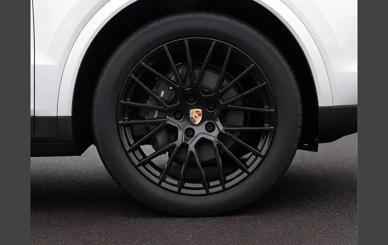 Used Porsche Cayenne 335 HP (246 kW) 2023 Dolomite silver metallic SUV