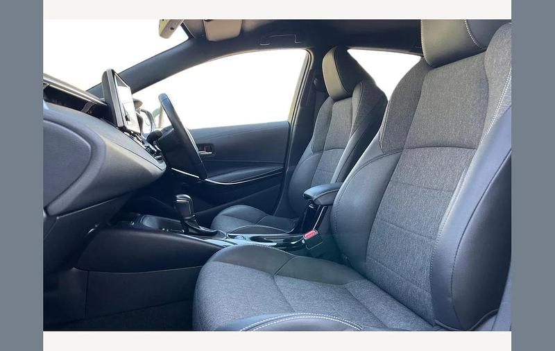 Used Toyota Corolla Design 140 HP (102 kW) 2022 White Hatchback