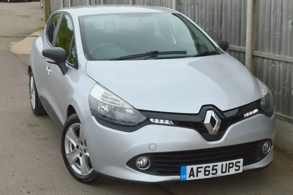 Usado Renault Clio IV Expression+ 75 HP (55 kW) 2015 Prateado Citadino