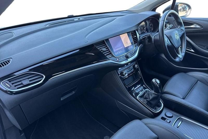 Second-hand Vauxhall Astra Elite 145 CP (106 kW) 2021 Alb Hatchback