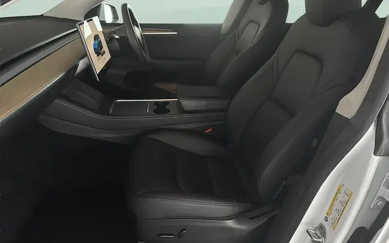 Używany Tesla Model Y Long Range AWD 286 kW (389 KM) 2025 SUV