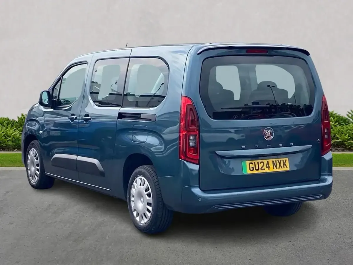 Second-hand Vauxhall Combo Design Edition 100 kW (136 CP) 2024 Albastru Monovolum
