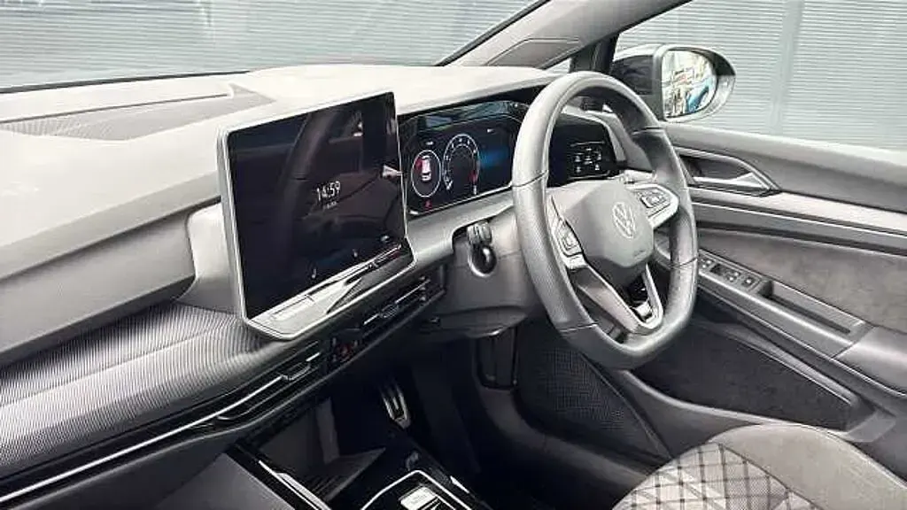 Second-hand VW Golf VIII 150 CP (110 kW) 2025