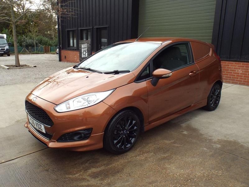 Used Ford Fiesta Sport 75 HP (55 kW) 2016 Red Van
