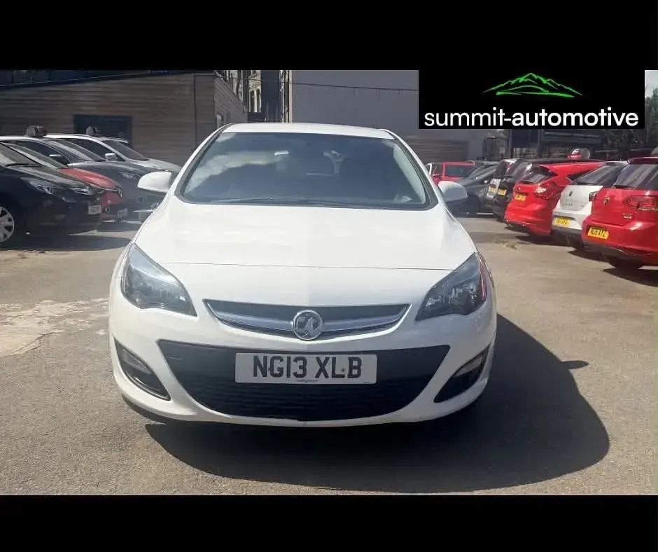 Used Vauxhall Astra 2013 White Hatchback