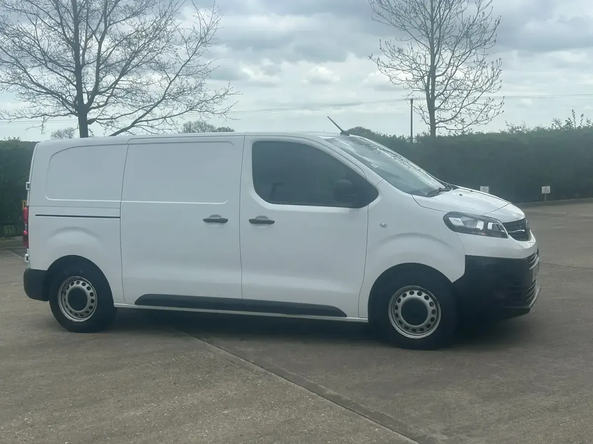 Used Vauxhall Vivaro 100 HP (73 kW) 2022 White MPV
