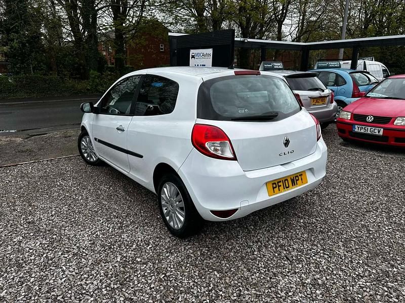 Used Renault Clio II 2010 White Hatchback