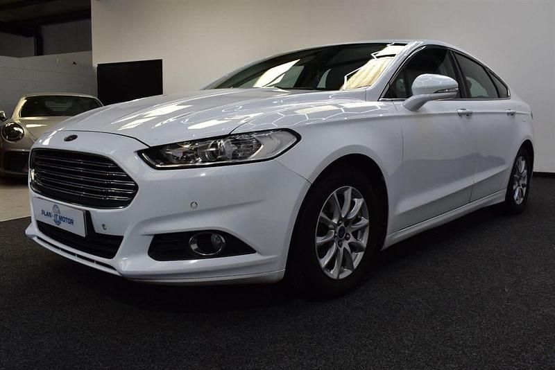 Used Ford Mondeo Zetec 2015 White Hatchback