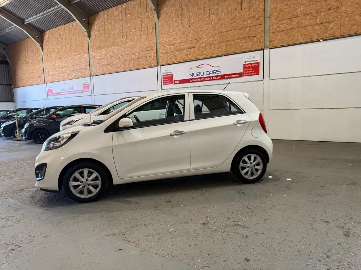 Used Kia Picanto 84 HP (61 kW) 2014 White Hatchback