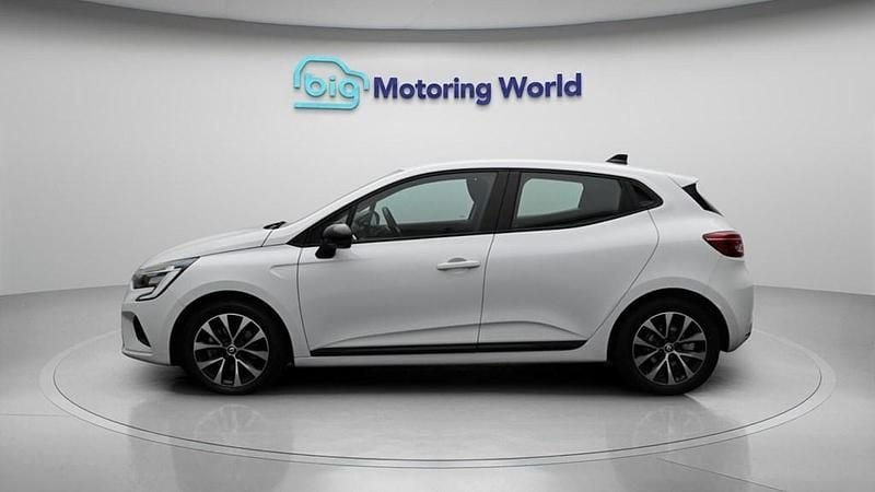 Begagnad Renault Clio V Evolution 145 HK (106 kW) 2023 Vit Halvkombi