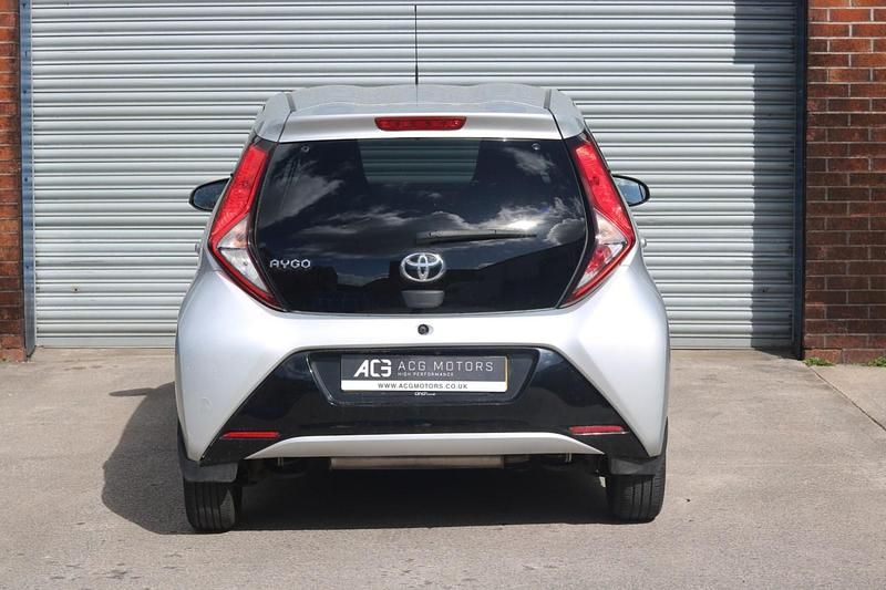 Usado Toyota Aygo X-plore 72 HP (52 kW) 2019 Prateado Citadino
